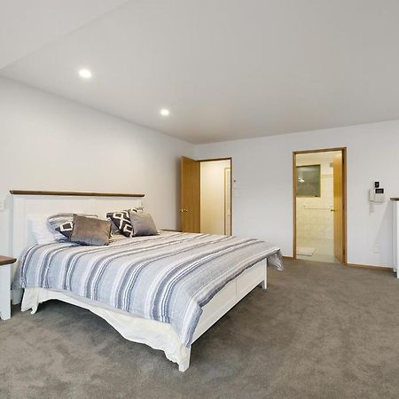 Huge Lakefront Delight - Queenstown Holiday Home Exterior foto