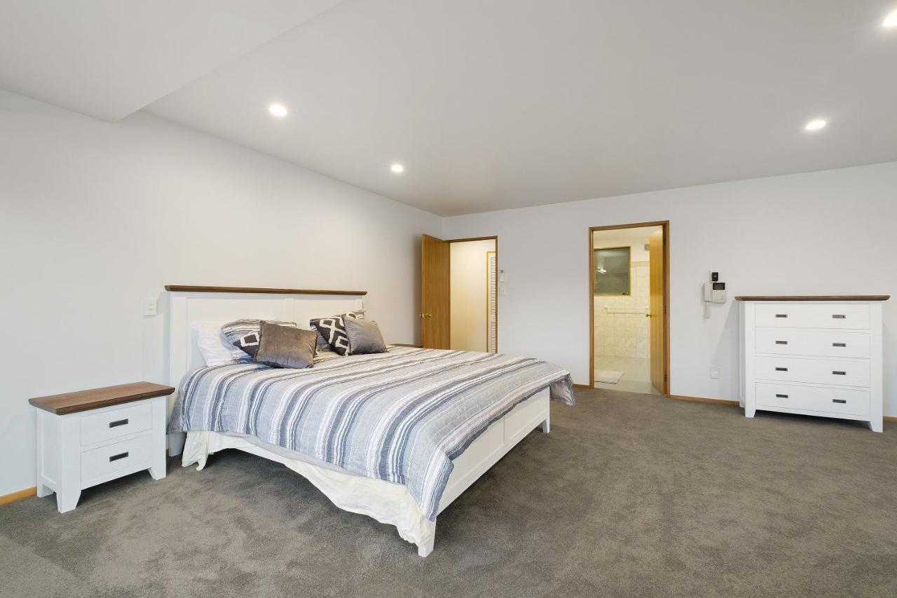 Huge Lakefront Delight - Queenstown Holiday Home Exterior foto